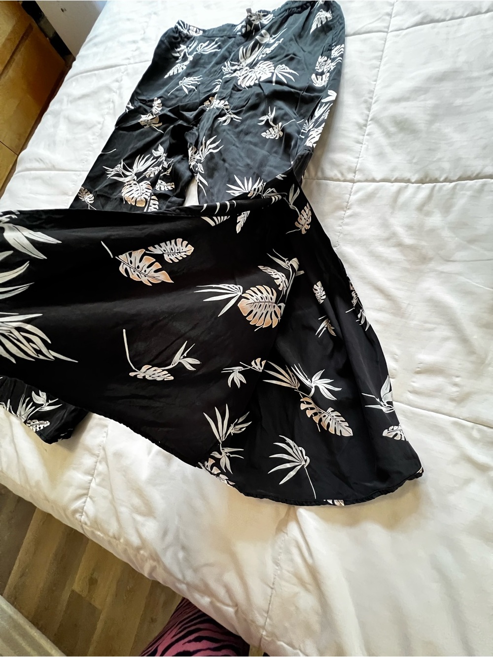 Lunya High Waist Washable Silk Pajamas In Immersed Black Palm Tropical Print XL - Picture 4 of 16